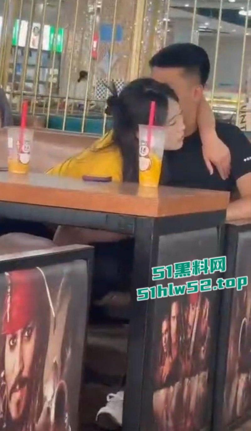青岛技师学院学生食堂激情口交，狗男女视频惨遭微信群疯传，瓜友们都惊呆了这么刺激的吗？-5