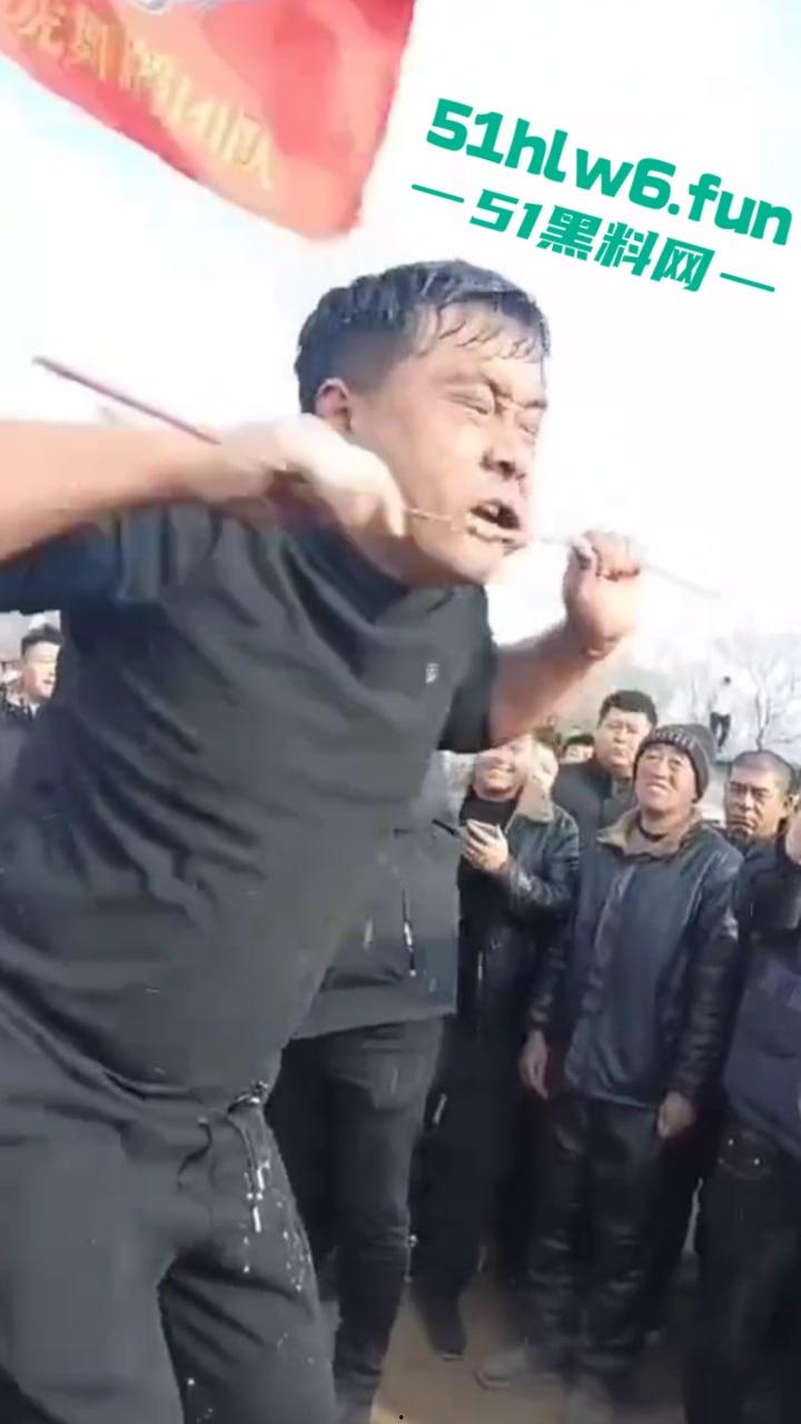 辽宁营口大石桥低俗表演现场实拍，各种钢针穿刺，铁链穿肉拉伸玩的真够变态的啊。-2