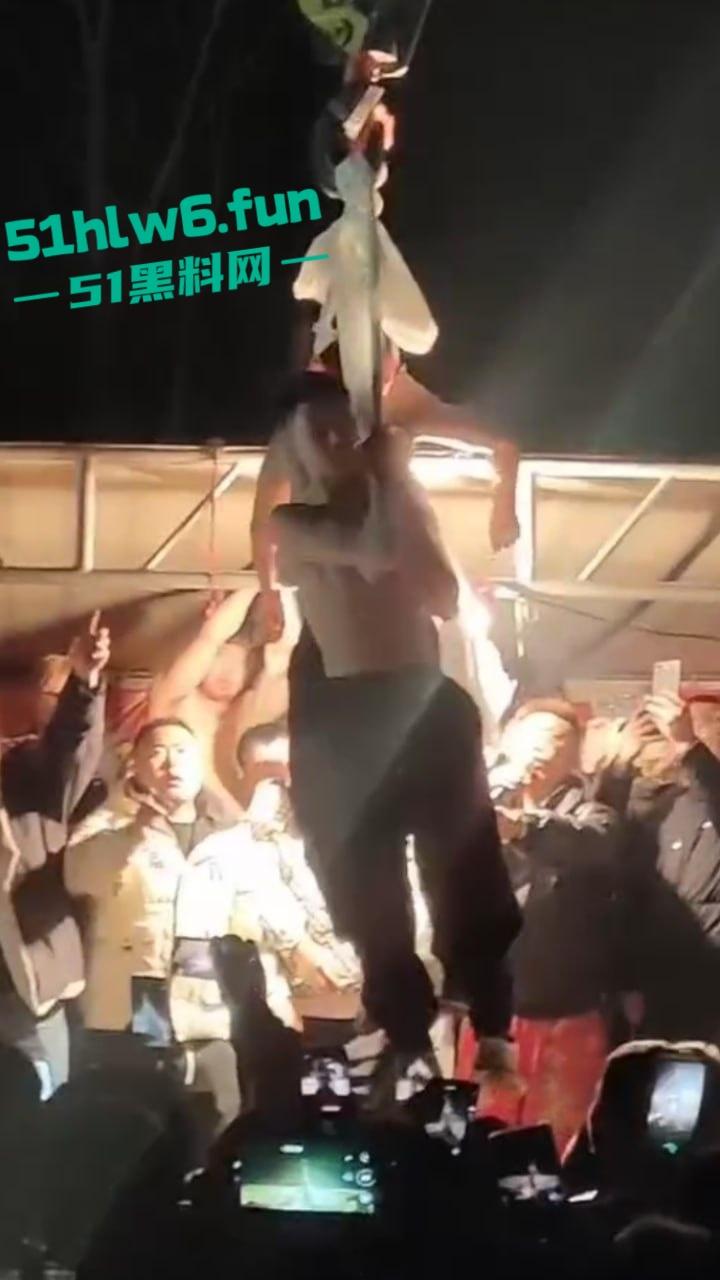 辽宁营口大石桥低俗表演现场实拍，各种钢针穿刺，铁链穿肉拉伸玩的真够变态的啊。-3