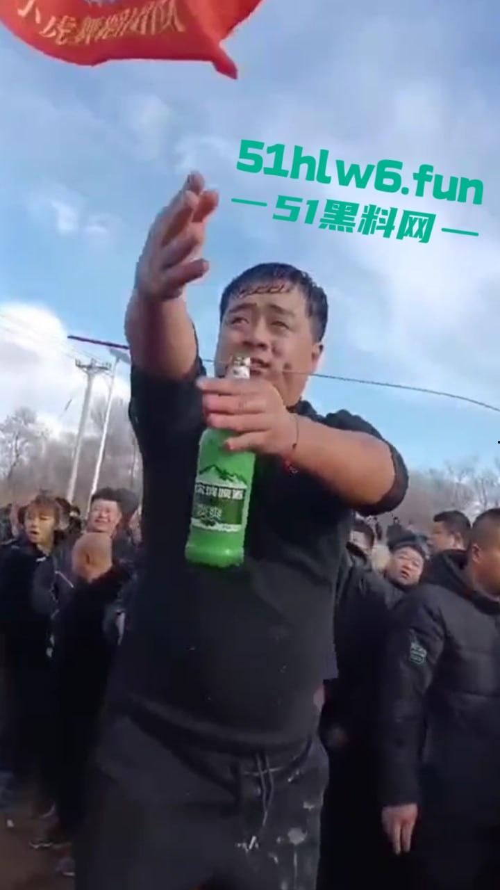 辽宁营口大石桥低俗表演现场实拍，各种钢针穿刺，铁链穿肉拉伸玩的真够变态的啊。-5