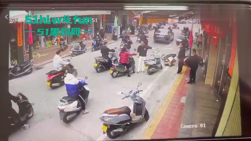 广东汕尾狗男女偷情被发现，原配开车撞男小三，下死手暴力殴打人差点没了！-6