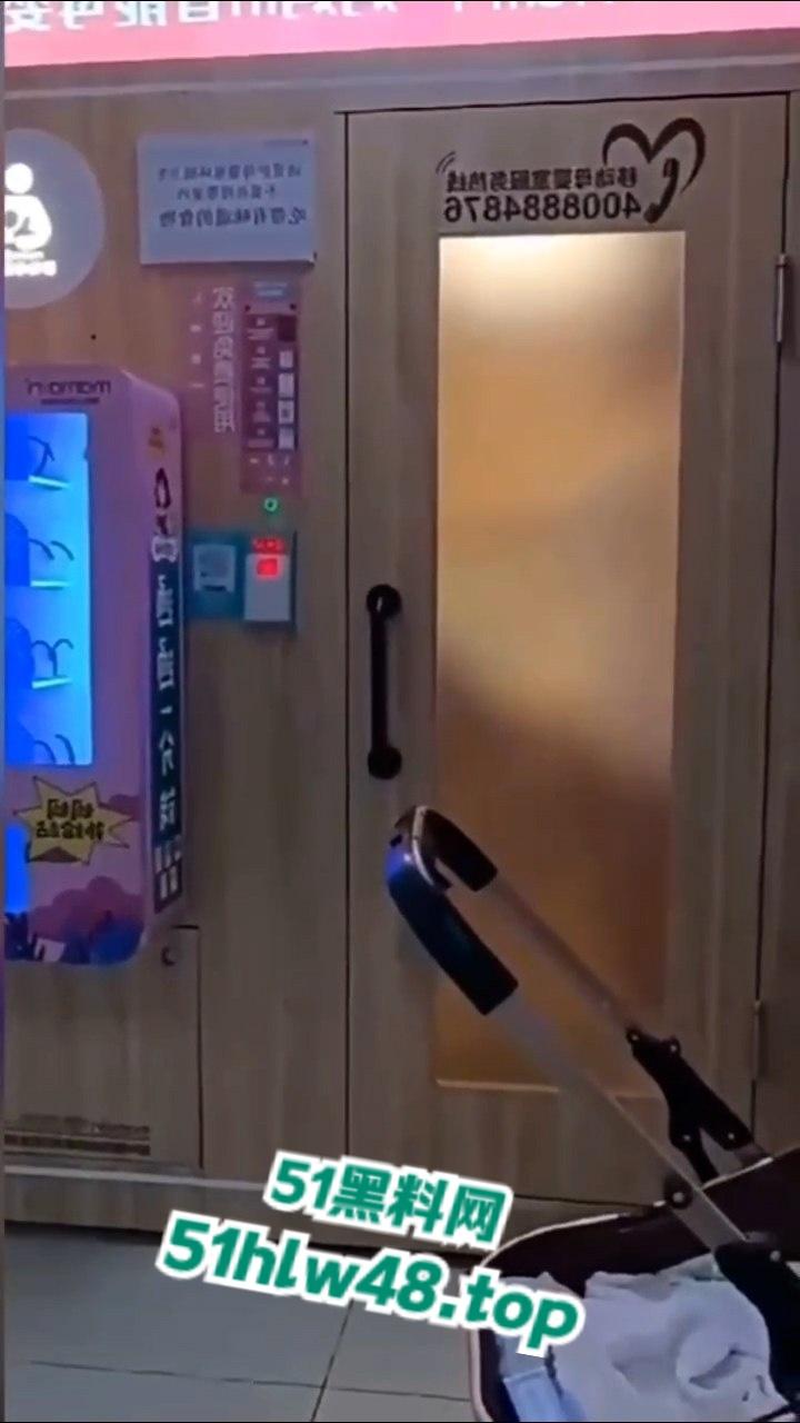 成都金牛区妇幼保健院的不雅事件，透明玻璃暴露两个淫荡男女在母婴室里操逼的行径，引发网友们热议！-6