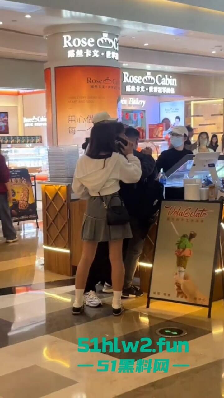 哪个抄底大神断更了？深圳皇庭广场小伙偷拍妹子裙底被其男友当场抓获，真是社死！-4