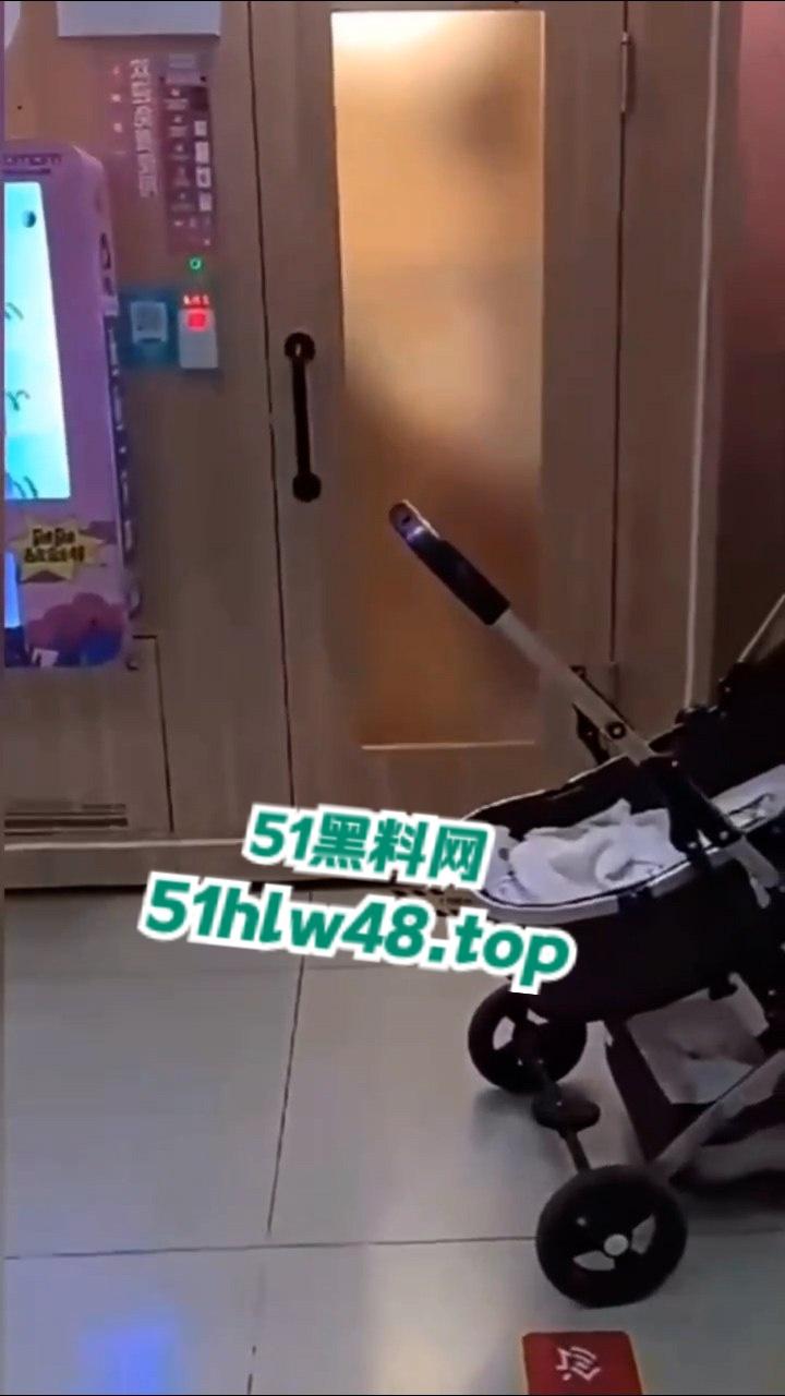 成都金牛区妇幼保健院的不雅事件，透明玻璃暴露两个淫荡男女在母婴室里操逼的行径，引发网友们热议！-7