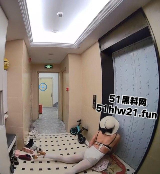 变态男，穿女装尾随女孩回家，在其家门口穿着丝袜摸奶蹭地，打飞机真是辣眼睛。-4