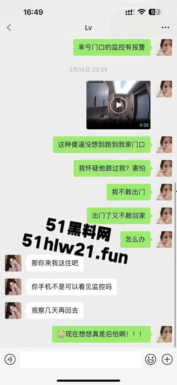 变态男，穿女装尾随女孩回家，在其家门口穿着丝袜摸奶蹭地，打飞机真是辣眼睛。-6