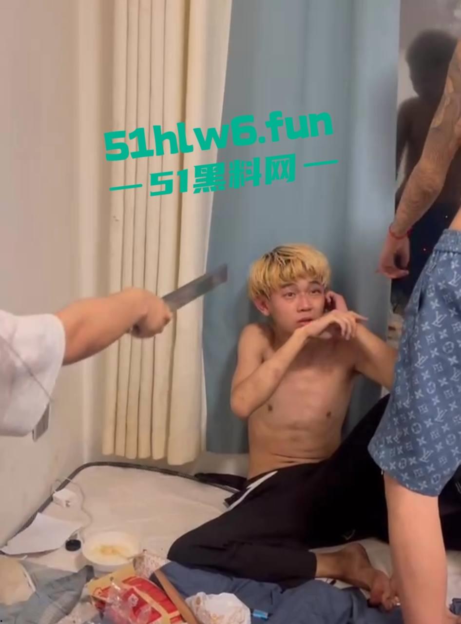 黄毛精神小伙打人事件，黄毛小伙出卖兄弟被对方带人群殴，鞋底抽脸狠跺头皮开肉绽下场凄惨。-5