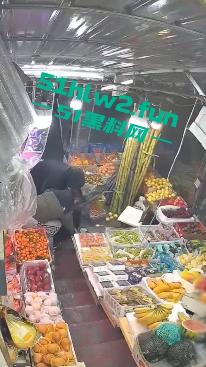 大连某水果店监控，恶意伤人事件曝光水果店老板不仅卖的贵，还缺斤少两以次充好被两男子报复砸摊。-1