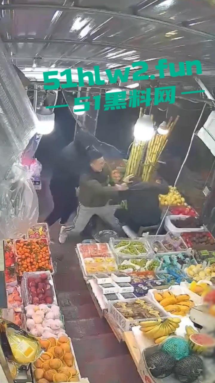 大连某水果店监控，恶意伤人事件曝光水果店老板不仅卖的贵，还缺斤少两以次充好被两男子报复砸摊。-6