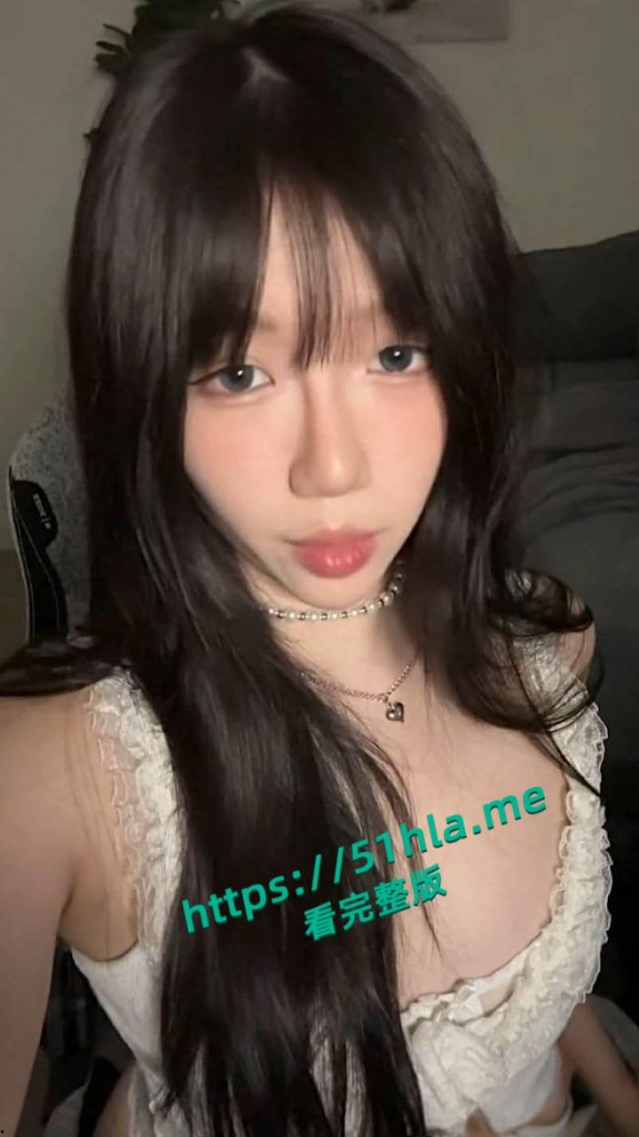 OF高颜值反差学生【aryminh】自拍合集流出，小巧嫩乳挺翘诱人，露脸跪地口交技巧娴熟到炸！-1