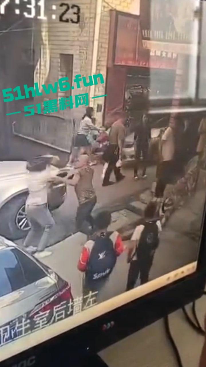 郑州男子持菜刀事件，妻子出轨被老公发现，直接拿菜刀当场砍死奸夫再追妻子狂砍。-3