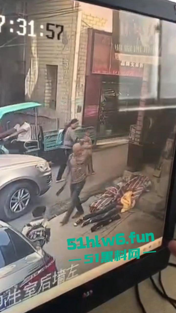 郑州男子持菜刀事件，妻子出轨被老公发现，直接拿菜刀当场砍死奸夫再追妻子狂砍。-4