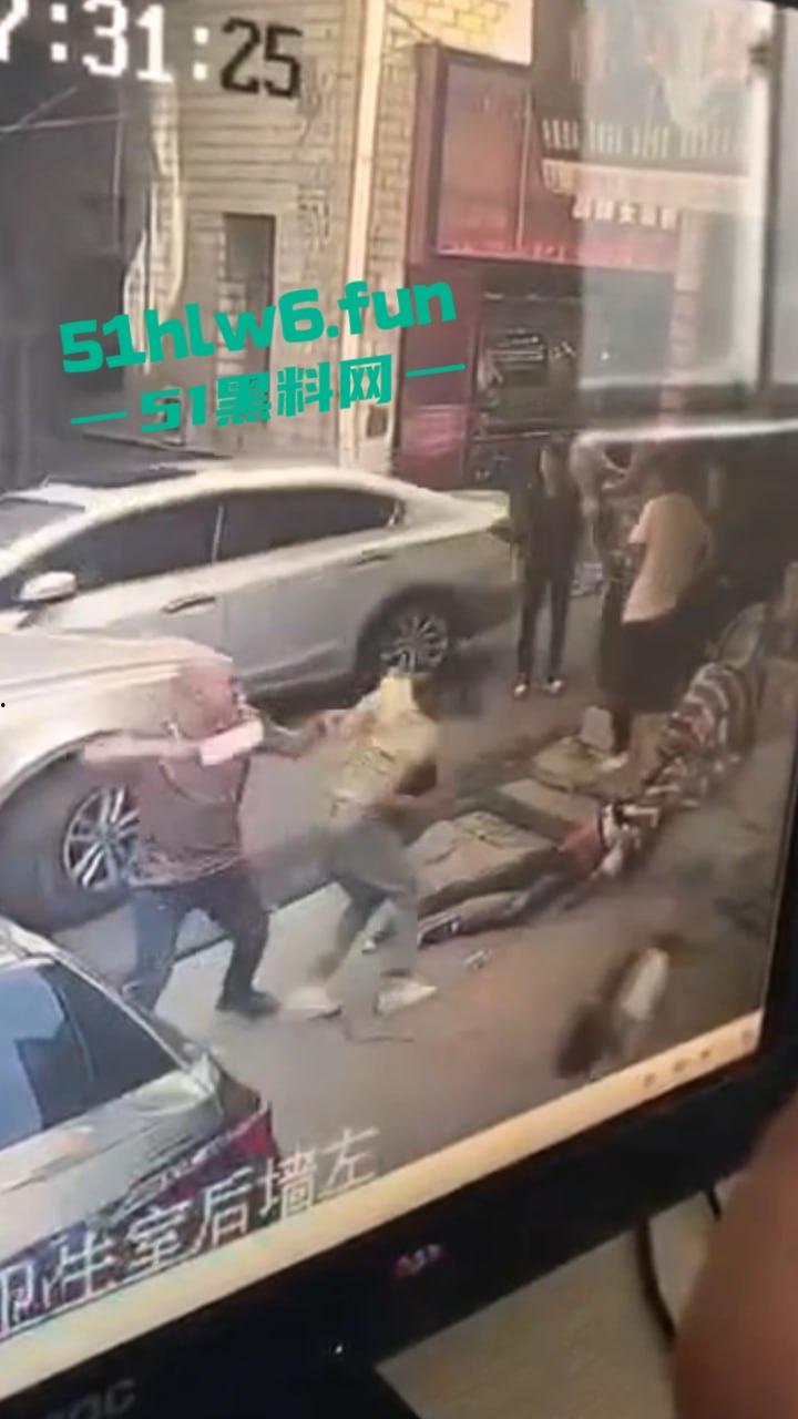 郑州男子持菜刀事件，妻子出轨被老公发现，直接拿菜刀当场砍死奸夫再追妻子狂砍。-5