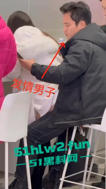 车站候车厅手机充电站惊险一对情侣，不顾周围众人大胆当街做爱视频曝光，这个刺激度也太上头了吧。-1