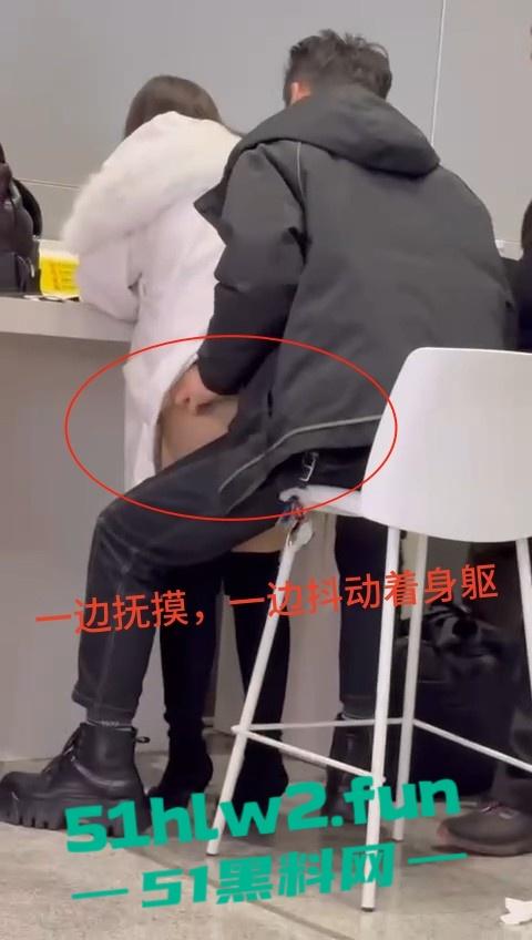 车站候车厅手机充电站惊险一对情侣，不顾周围众人大胆当街做爱视频曝光，这个刺激度也太上头了吧。-4