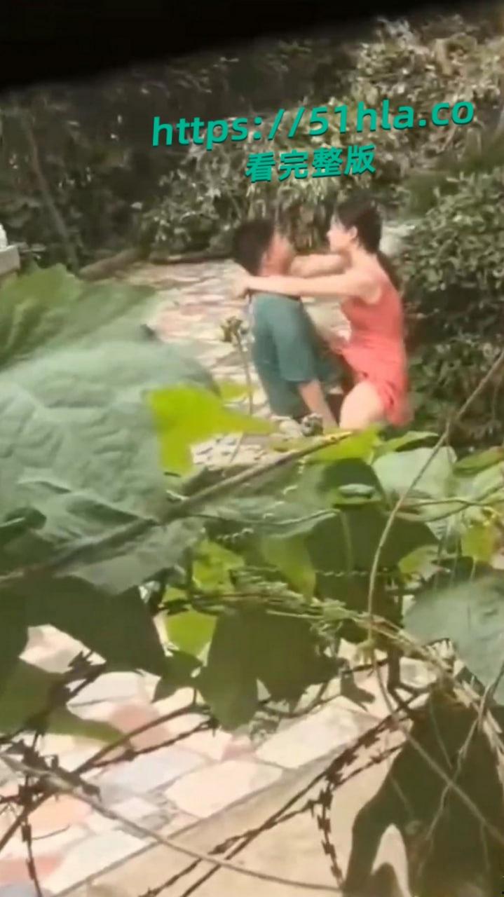 年轻男女户外打野激情,抠逼口交火辣开场,无套抽插狂操野外激情挑逗感官!-6