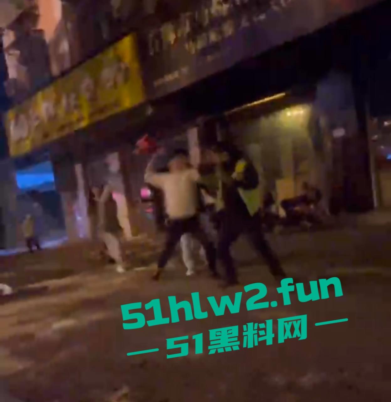 福建莆田精神小伙当街暴打代驾，只因女友露腿男子怀疑代驾司机看了女友腿，愤怒暴起殴打代驾司机。-1