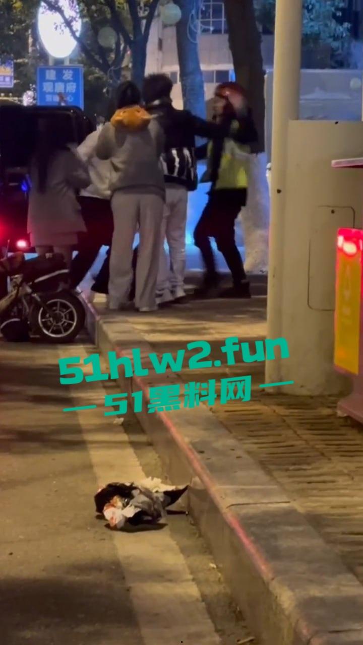 福建莆田精神小伙当街暴打代驾，只因女友露腿男子怀疑代驾司机看了女友腿，愤怒暴起殴打代驾司机。-2