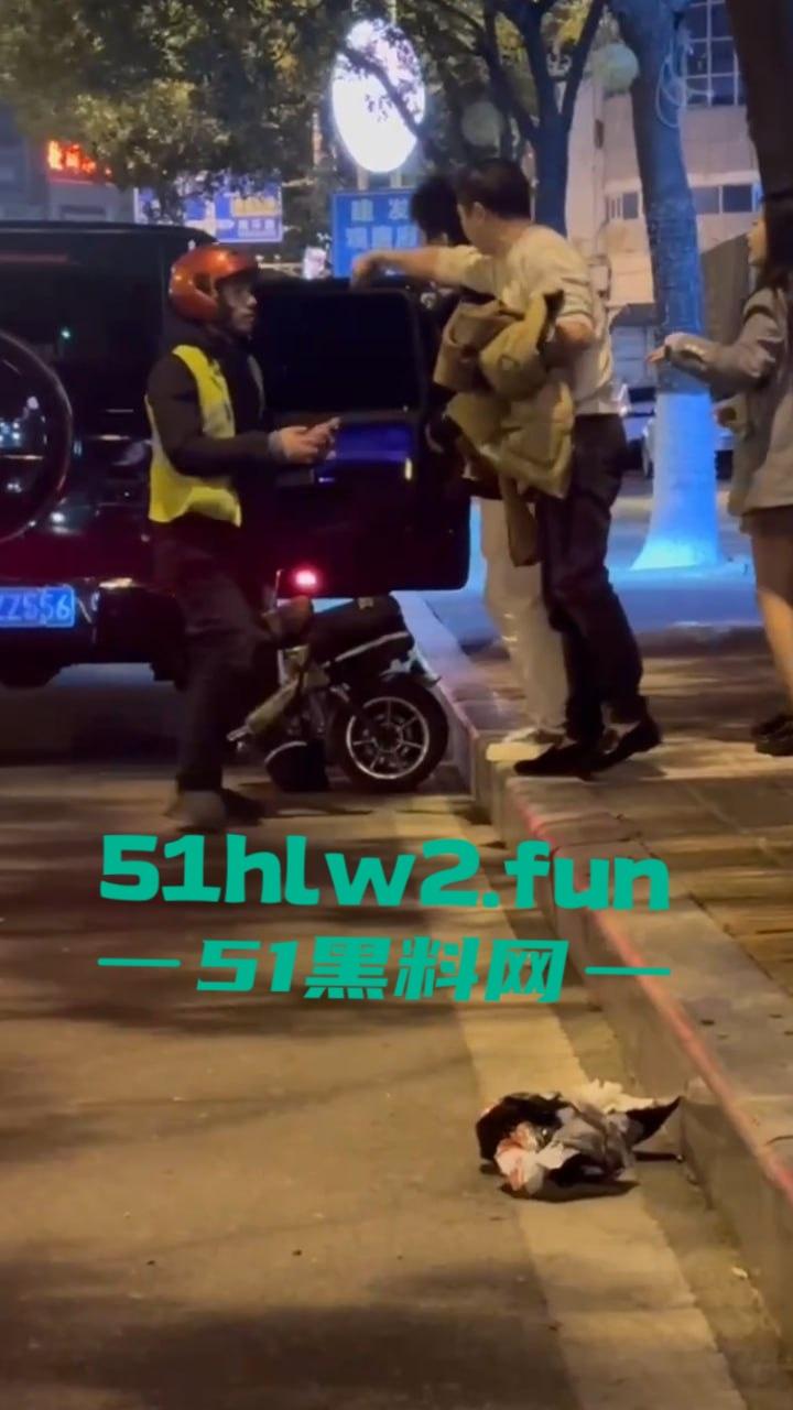 福建莆田精神小伙当街暴打代驾，只因女友露腿男子怀疑代驾司机看了女友腿，愤怒暴起殴打代驾司机。-3
