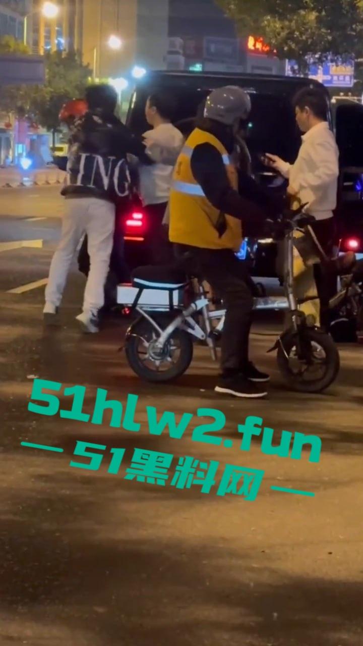福建莆田精神小伙当街暴打代驾，只因女友露腿男子怀疑代驾司机看了女友腿，愤怒暴起殴打代驾司机。-6