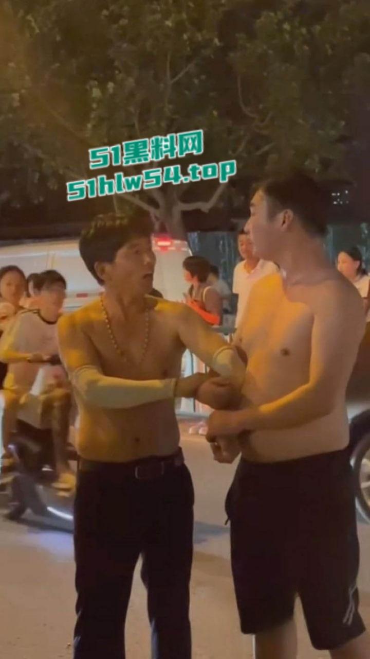 山东曹县万基母子对决,儿子抓奸老妈出轨,街头怒怼情夫老妈竟誓死保护情夫!-3