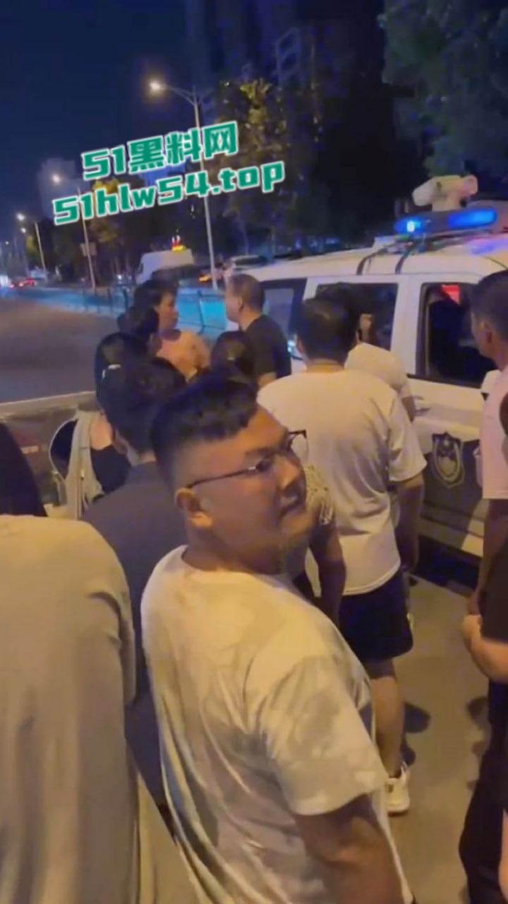 山东曹县万基母子对决,儿子抓奸老妈出轨,街头怒怼情夫老妈竟誓死保护情夫!-5