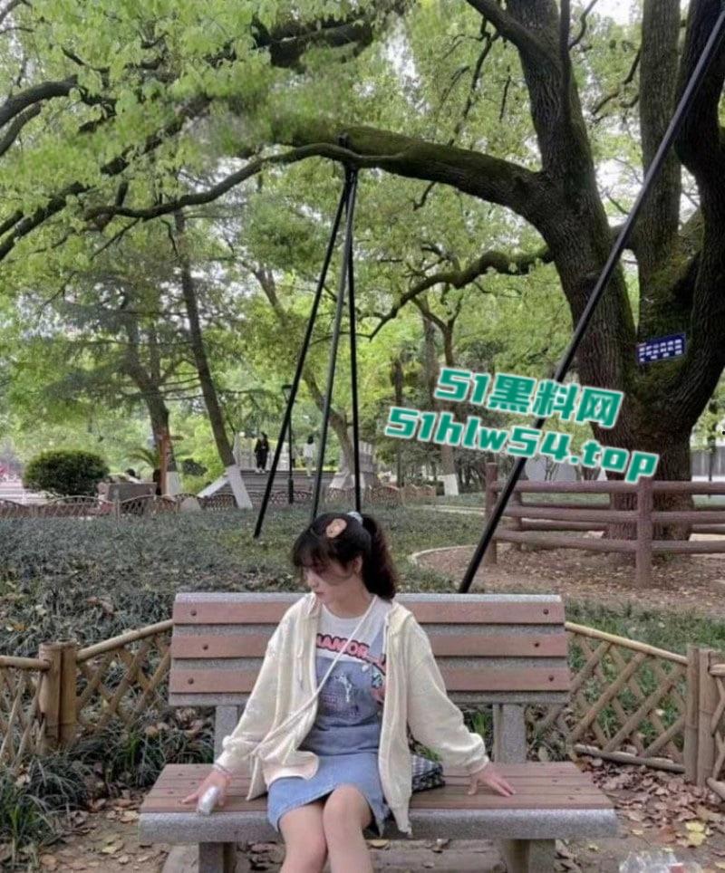 湖南大学白嫩萝莉女大学生【孙奥奥】遭金主包养,美臀粉穴侧方位后入,不玩无套内射都对不住这小粉穴!-3