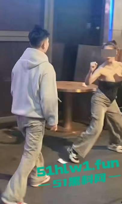 全网疯传兰桂坊MMA斗战现场画面，惊现一招制敌【龙抓手】好男不和女斗但渣男专挑女斗。-6