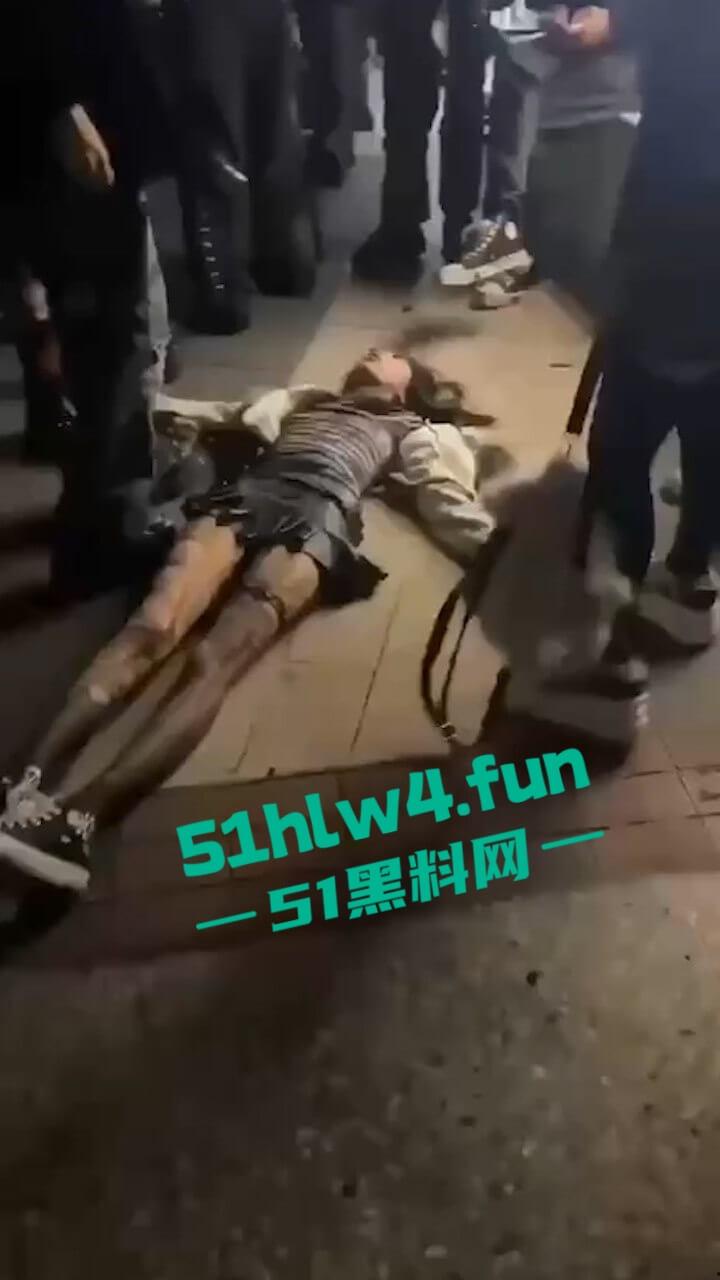 广州精神小妹磕药过量，当街挺尸路人见死不救还趁机摸奶抠逼视频曝光，下三滥的朋友真下头！-4
