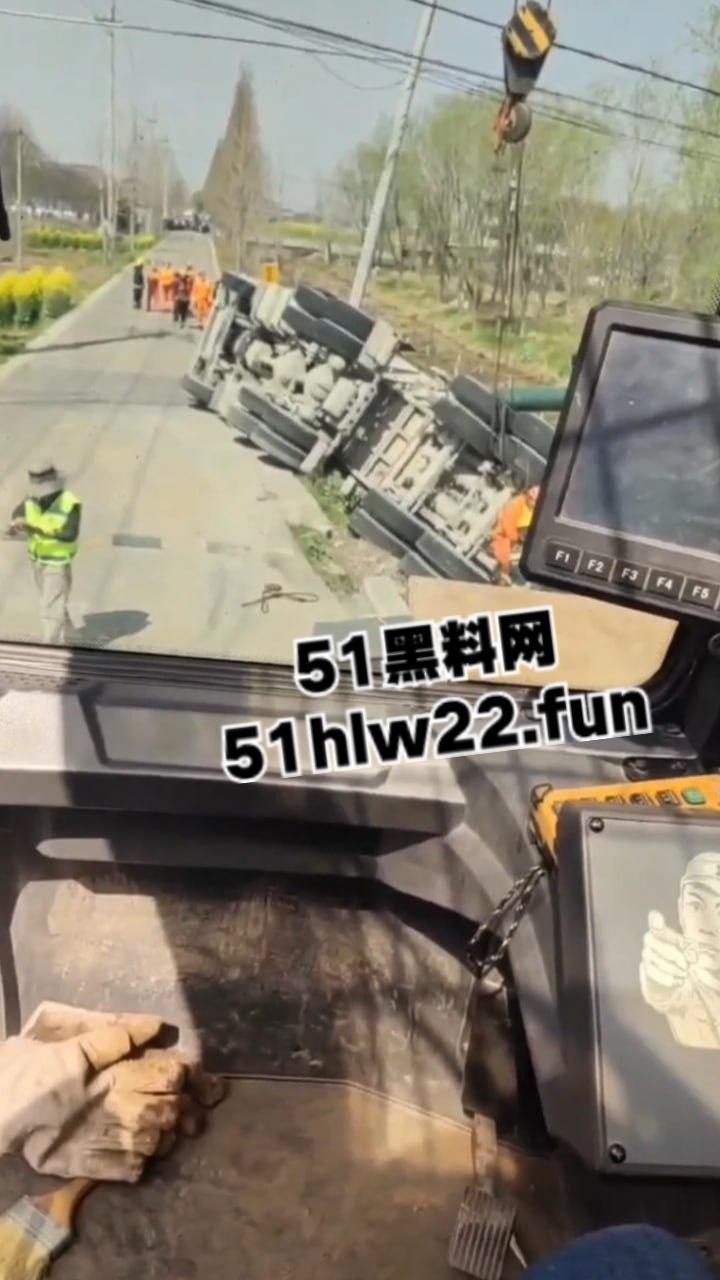 南通市六匡发生惨烈车祸，小车被运沙车侧翻压倒在车内，老两口被碾压身亡现场画面流出。-7