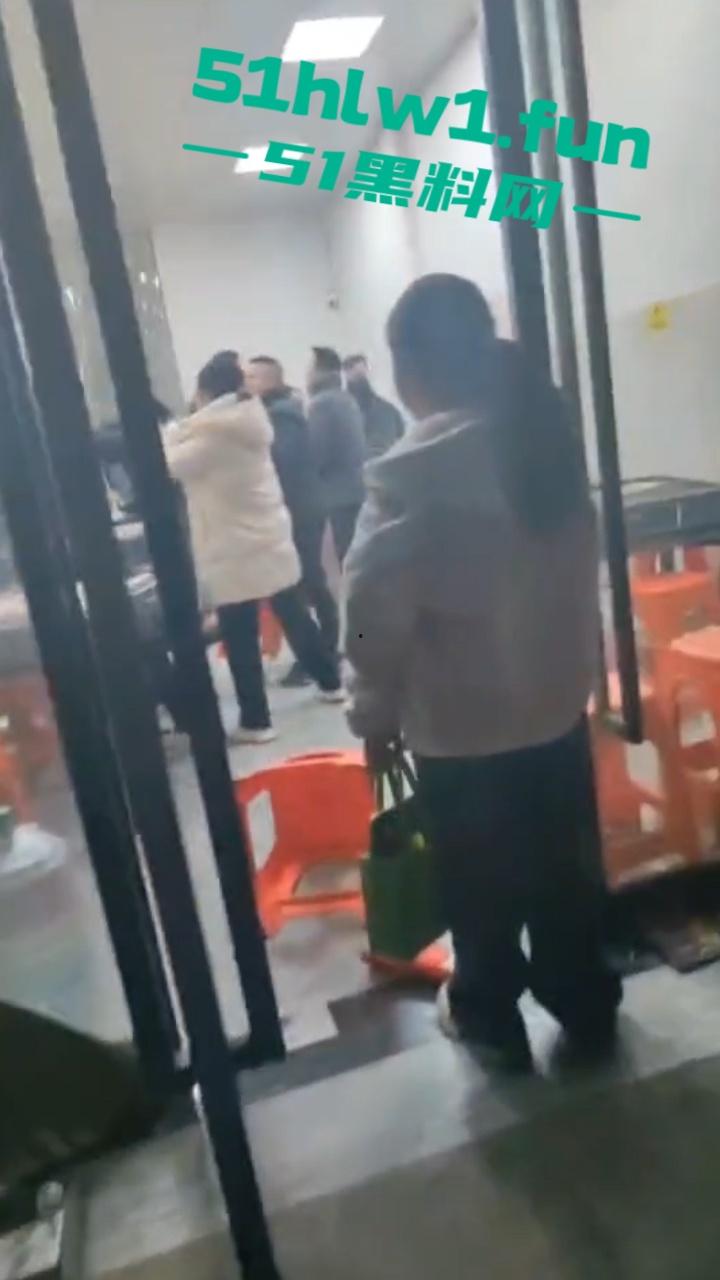 臭棋篓子太没牌品！男子打麻将被自摸胡牌 记恨对家没有碰 愤而打砸麻将馆！-4