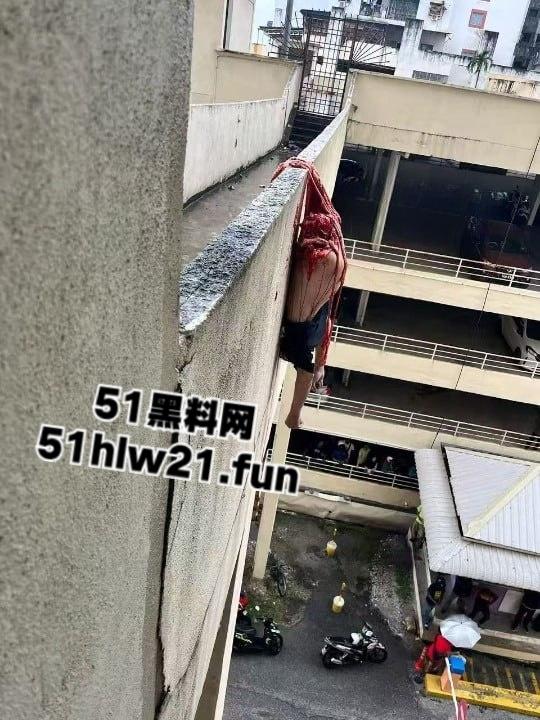 血腥慎入！男子跳楼被腰斩上体消失肠血乱飞，处理现场人员的心理阴影面积有点大！-6