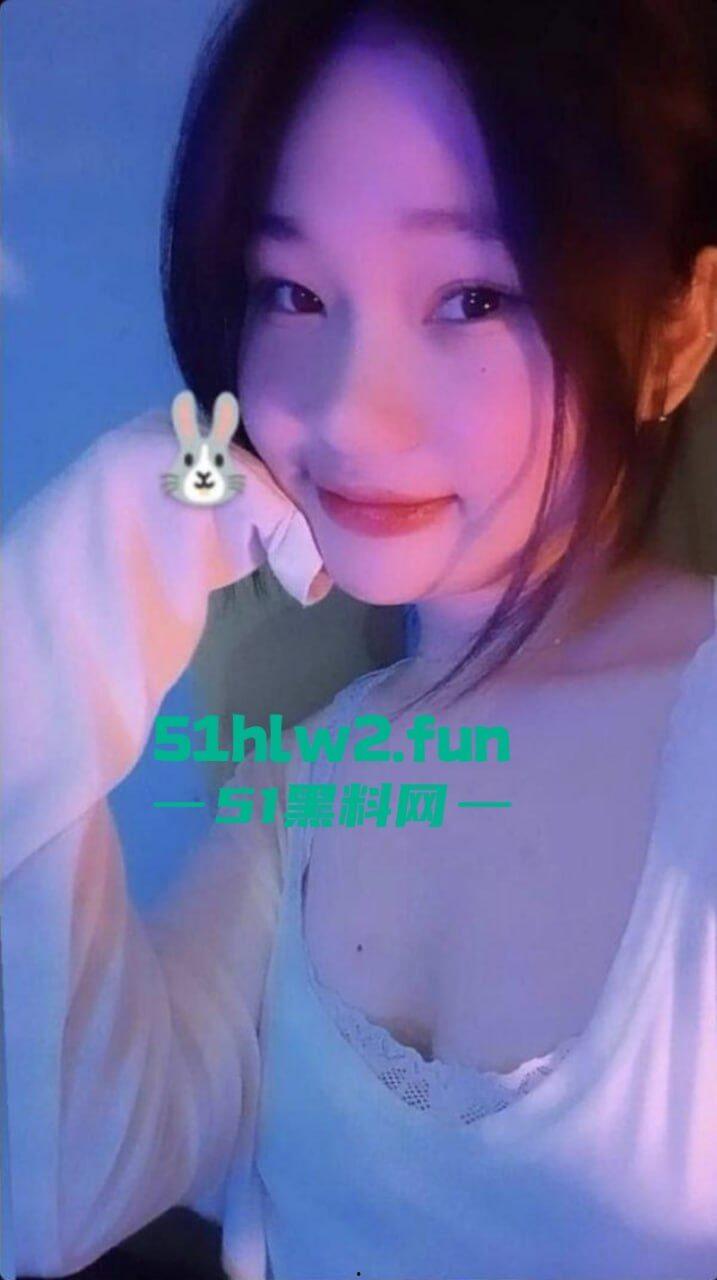 越南萌妹【Jobgg】用HoneyCam和男友玩裸聊自慰捏奶，被男友录屏放网上流出。-3