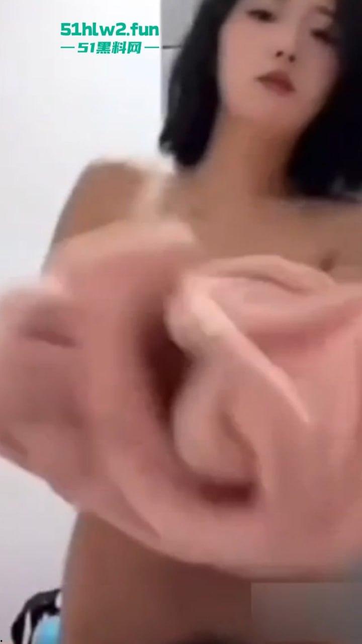 抖音短发骚货主播【恶毒小姨】直播换衣服忘记关闭摄像头，全过程录屏完整版。-3