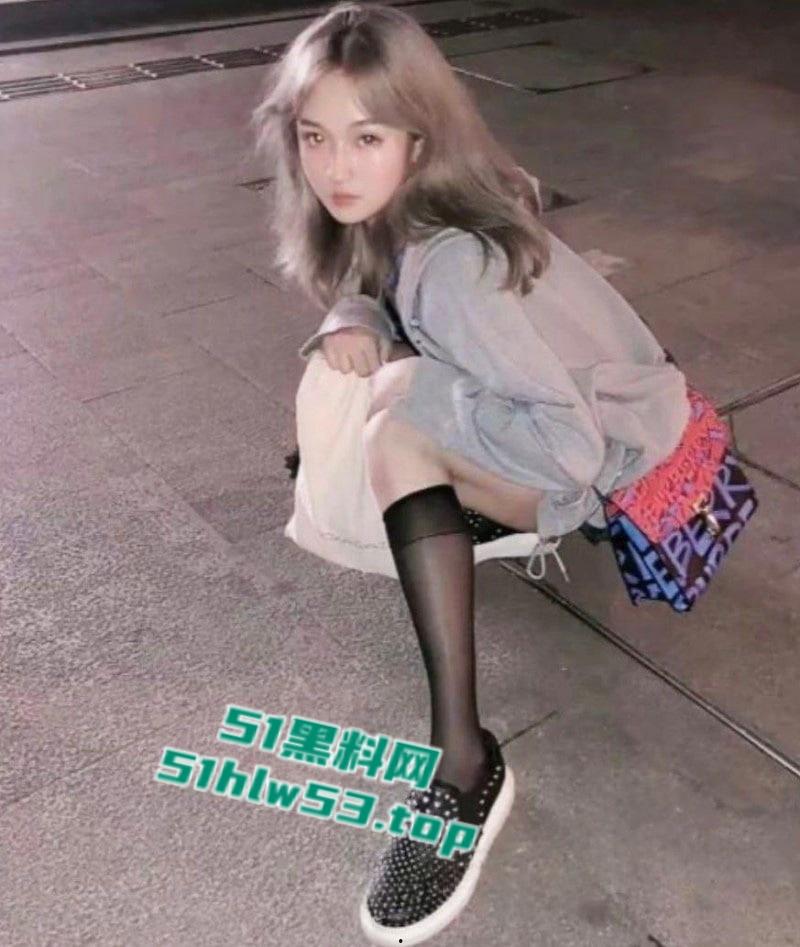 00后金发美少女痴迷网恋，奔现后竟被下药迷奸按头深喉后入暴操，模样犹如泄欲工具！-3