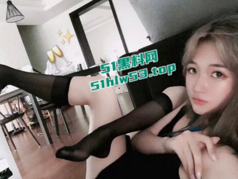 00后金发美少女痴迷网恋，奔现后竟被下药迷奸按头深喉后入暴操，模样犹如泄欲工具！-4