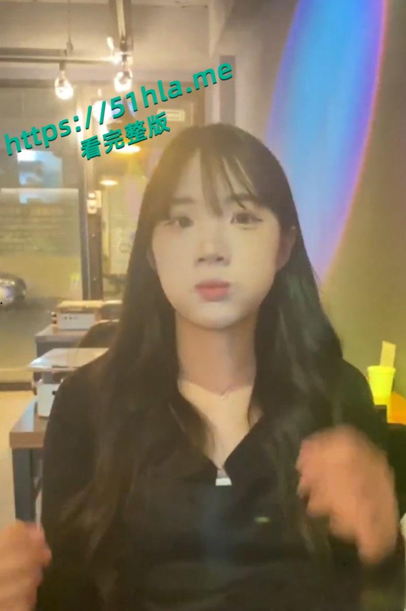 韩国高质量情侣露脸泄密，狗链栓脖深喉舔逼，车震抠肛花样超多，户外吃奶两人甜蜜无间！-2