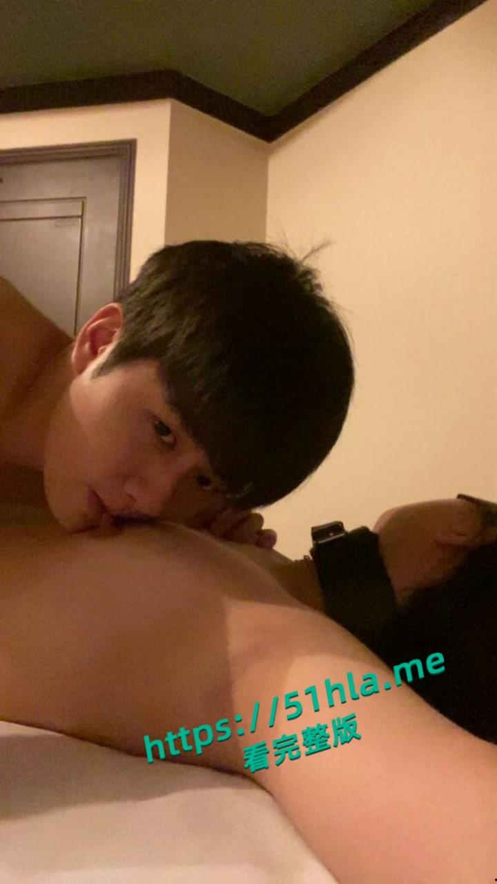 韩国高质量情侣露脸泄密，狗链栓脖深喉舔逼，车震抠肛花样超多，户外吃奶两人甜蜜无间！-3