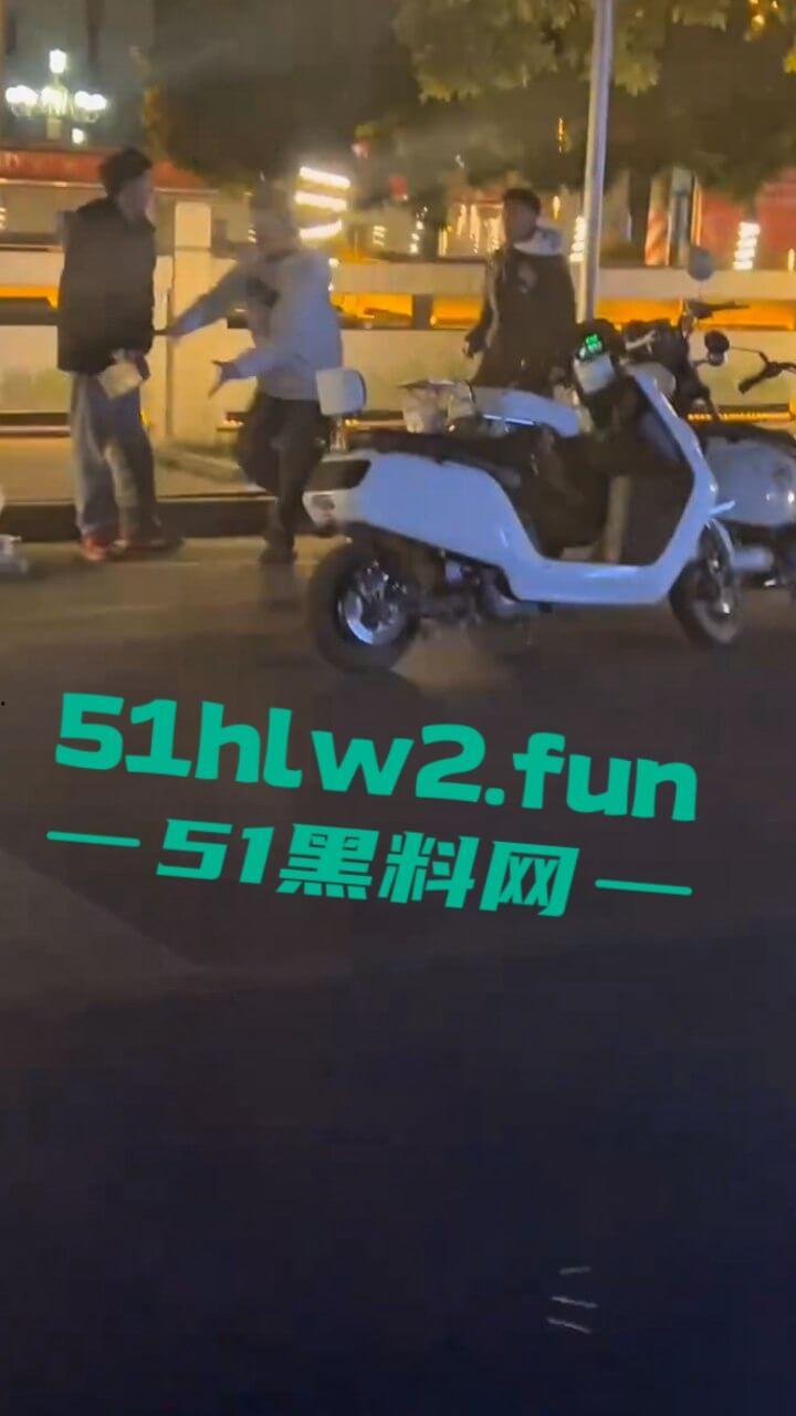 精神小伙街边斗殴为了女友逞面现场视频，骑电瓶车带人围殴一群人殴打两个人，目前几人已经被逮捕。-3