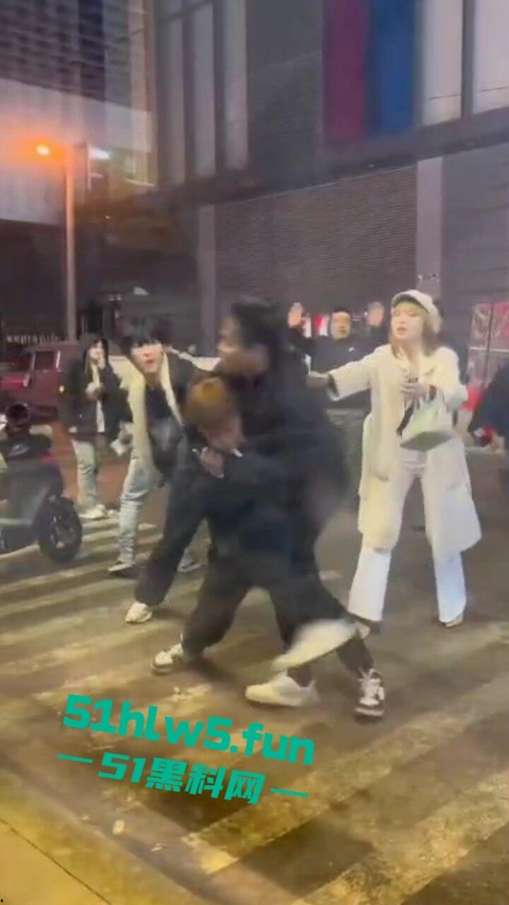 以父爱之名，暴揍精神小伙，沈阳某饭店门口渣男玩弄大叔的女儿，爱女心切叫人当街暴揍渣男。-2