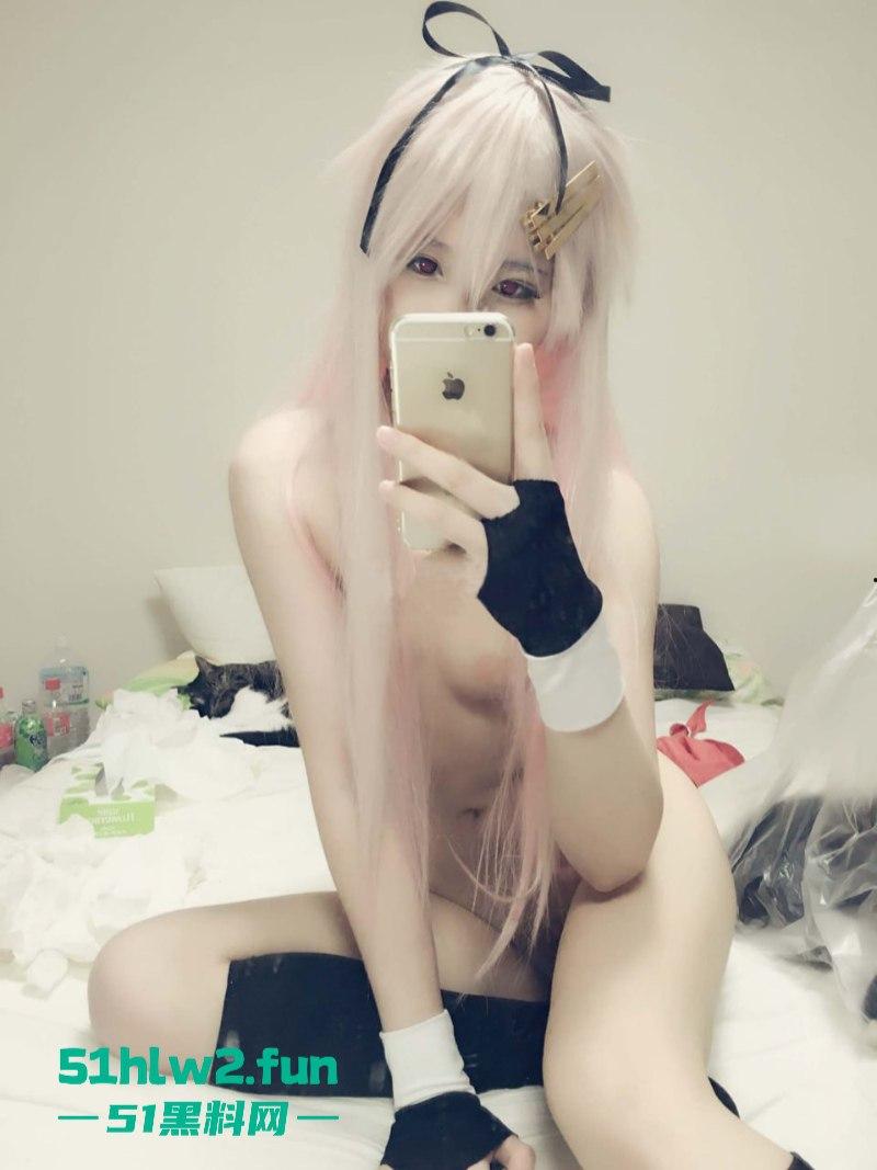 远古福利姬【习呆呆】解禁新作，高颜值萝莉妹白丝美腿，玉足夹撸肉棒极度反差。-1