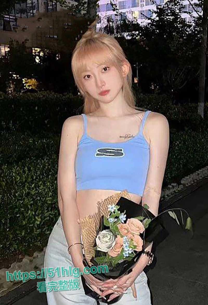 抖音650万粉丝夫妻档网红【狗子与我】早年不雅视频全网疯求！大奶母狗露脸舔屌骚态尽显-2