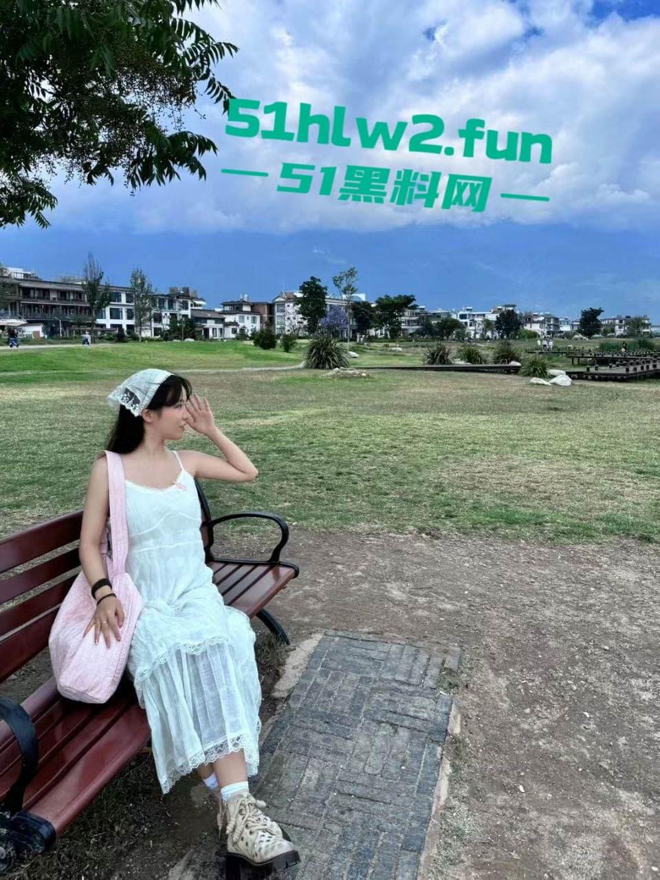 山东机电学院【刘亦媛】高颜值长腿学生妹，喜欢穿JK裙摆拍性感黑丝配白嫩蜜桃臀。-7