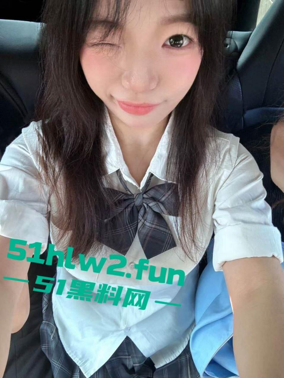 山东机电学院【刘亦媛】高颜值长腿学生妹，喜欢穿JK裙摆拍性感黑丝配白嫩蜜桃臀。-8