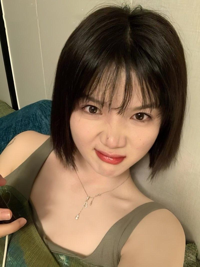 【沈阳】清纯美少女【王钰蕊】变身淫娃：跪床深喉口交，丰满美乳与嫩穴让人爱不释手，叫床声让你欲火焚身！-2