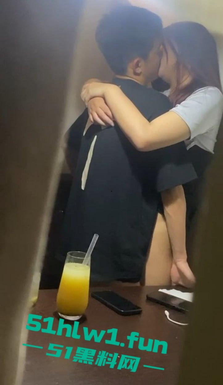 四川雅安天全县奶茶店搞出大动静，高中生JK妹激情啪啪，窗帘都不拉，活活让人看了全套！-1