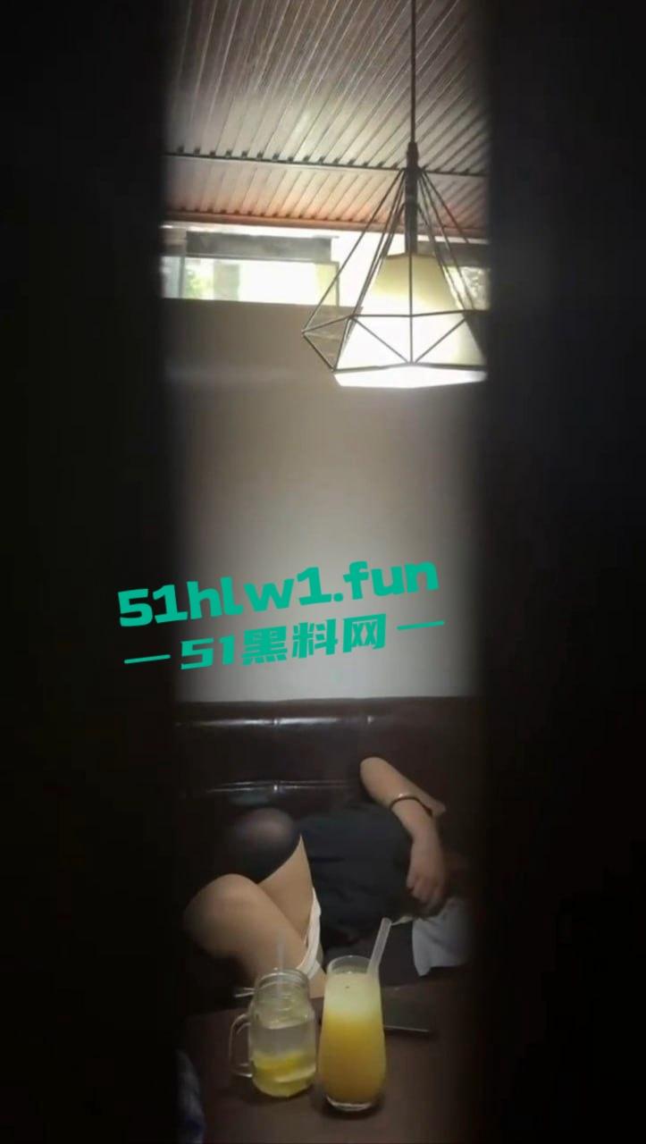 四川雅安天全县奶茶店搞出大动静，高中生JK妹激情啪啪，窗帘都不拉，活活让人看了全套！-2