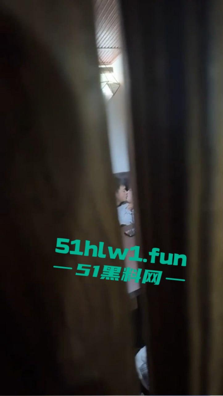 四川雅安天全县奶茶店搞出大动静，高中生JK妹激情啪啪，窗帘都不拉，活活让人看了全套！-4