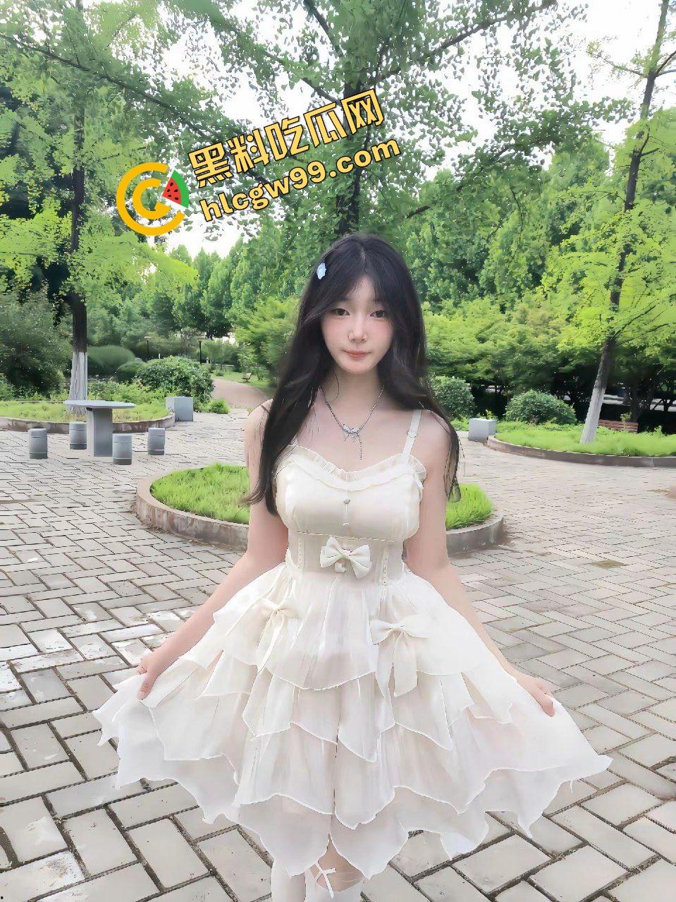 抖音清纯反差骚女大『HelloJia』玉哥帮上王者1800,足交肉偿伺候玉哥暴力后入输出!独家曝光流出!-5