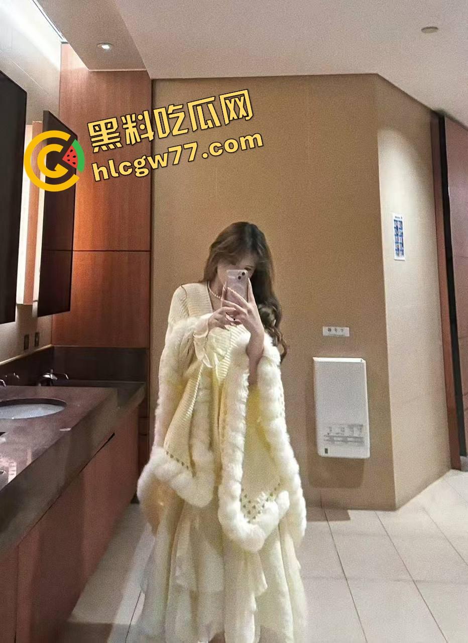 魔都艺术校花『欧易帆』堕落成富豪玩具,白嫩骚穴被车震干爆,窗帘一拉对着路人狂喷水!-2